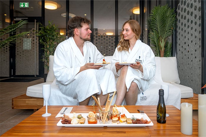 Pärchen beim Apéro in der Launch Pärchen beim Apéro in der Launch