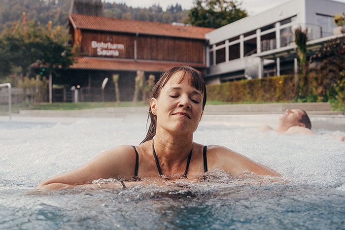 Frau im Wasser beim Entspannen