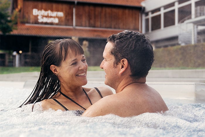 Paar vergnügt in der Therme Paar vergnügt in der Therme