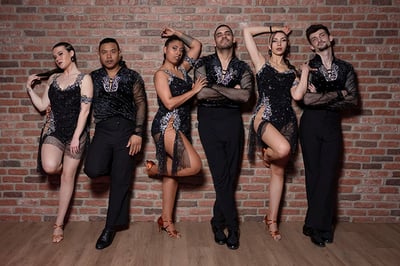 Drei Tänzer und drei Tänzerinnen der Tanzschule Salsabrosa