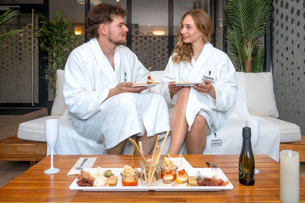 Pärchen in der Therme geniesst den Romantik-Brunch.