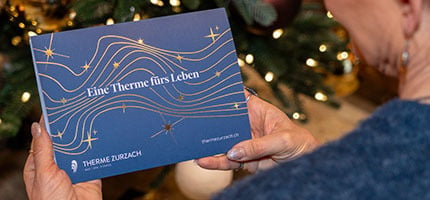 Frau mit Gutschein an Weihnachten
