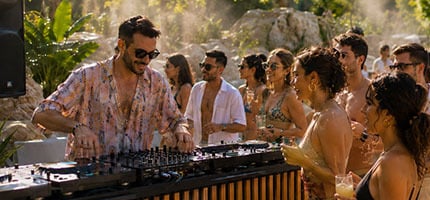 DJ mit tanzenden Menschen