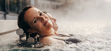 Entspannte Frau im Wasser