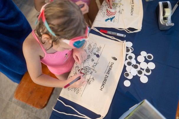 Kind beim Basteln Kind beim Basteln