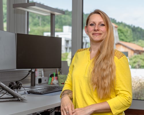 250527_Portraits_Führungsteam_TanjaRutschmann_04-500px_0000_Hintergrund Kopie
