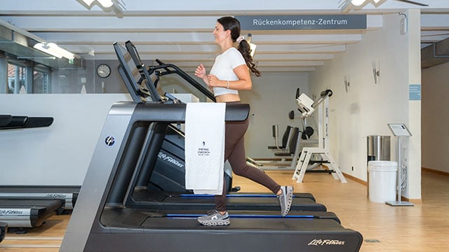 Frau auf dem Laufband