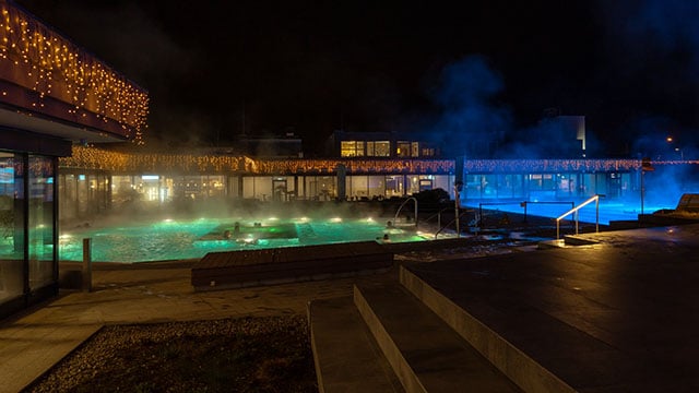 Therme abends im Dunklen
