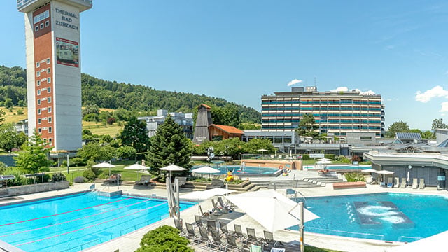 Übersicht Therme Sommer Blick Richtung Turm