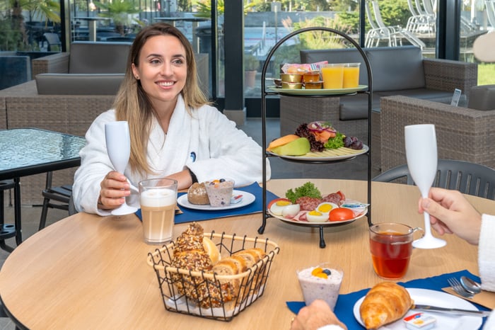 Frau beim Frühstücken Frau beim Frühstücken