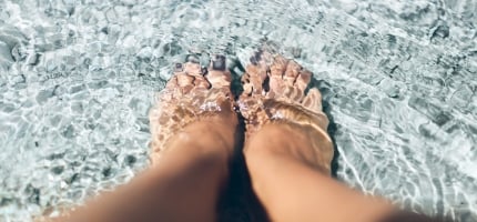 THERMEZURZACH_Events_Elektrolysefussbad_RGB_RZ_430x200px_Stocksy_134694